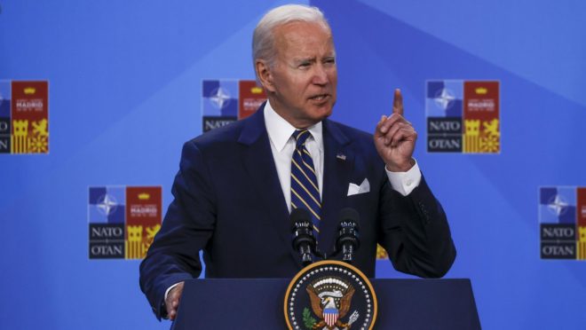 Por que o governo Biden quer afrouxar a proteção na fronteira americana