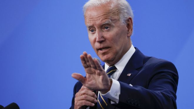 Recorde de imigrantes na fronteira e disputa judicial com o Texas viram novos obstáculos para reeleição de Biden