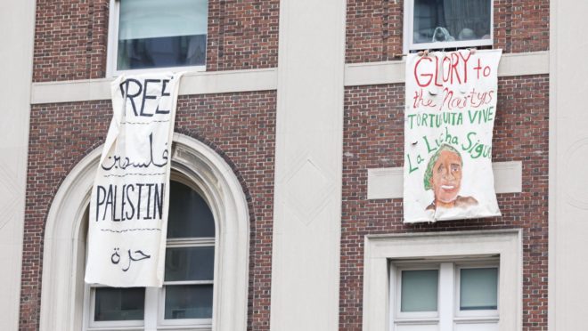 Columbia fecha campus após manifestantes contra Israel invadirem prédio